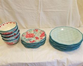 6x dinner plates, 6 salad plates, 4 bowls Pioneer Woman