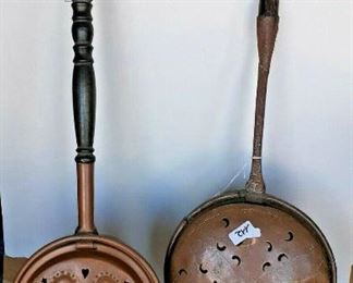 https://www.ebay.com/itm/124709152587	CC8023 PAIR OF MISMATCHED VINTAGE METALWARE COPPER BED WARMERS UShip or Local P		Buy-It-Now	 $30.00 

