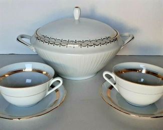 https://www.ebay.com/itm/124709152588	CC8037 LOT OF FRENCH AND GERMAN SERVING DISHES UShip or Local Pickup		Buy-It-Now	 $30.00 
