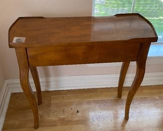 https://www.ebay.com/itm/114792308326	CF9207 Vintage Oak Accent Table w/ Drawer UShip or Local Pickup		Buy-It-Now	 $50.00 
