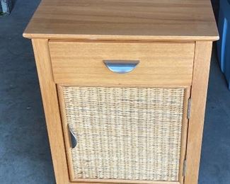 https://www.ebay.com/itm/124708471310	CF9212 Blond Accent Table / Cabinet with Wicker UShip or Local Pickup		Buy-It-Now	 $20.00 
