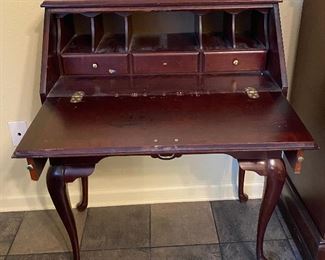 https://www.ebay.com/itm/124724747255	TM9341 Antique Secretary Writing Table Desk Local Pickup		Buy-It-Now	 $99.99 
