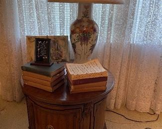 Cylinder end table and lamp