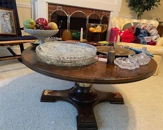 Round Pedestal Coffee Table 