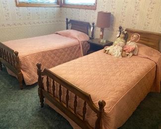 Solid Wood Twin Beds (5 Piece Bedroom Set)