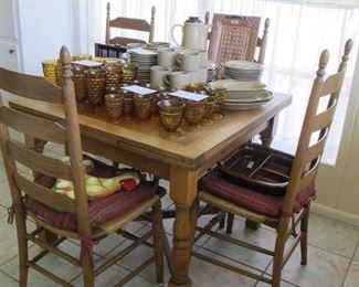 Nice oak table & 4 chairs with pullout extensions on 2 sides.