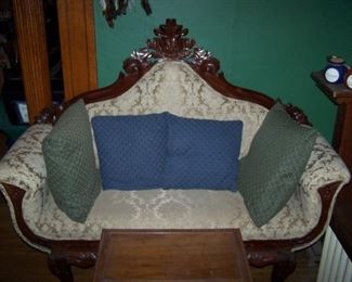 VICTORIAN-STYLE SETTEE