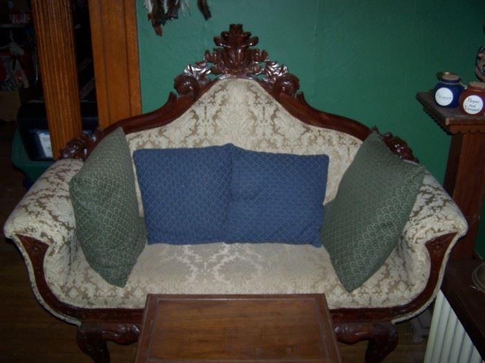 VICTORIAN-STYLE SETTEE