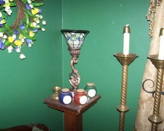 LEADED GLASS LAMP, BRASS CANDLESTICKS & SMALLS
