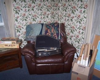 THE OTHER LEATHER RECLINER AND AUTO-HARP IN THE CASE