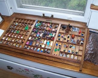 TYPE TRAY OF MINIATURE FIGURES
