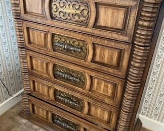 missing handle in top drawer!