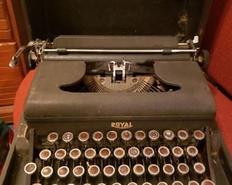 Vintage Royal typewrite with case