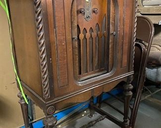 Ozarka 1920s console radio  ...To Register and To Bid go to https://capitolsalesservices.hibid.com... 