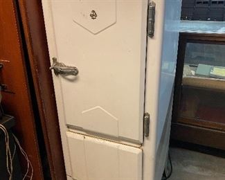  1920s Frigidaire ...To Register and To Bid go to https://capitolsalesservices.hibid.com... 