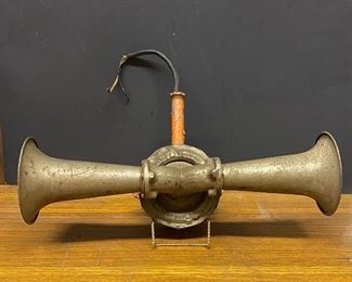 Vintage Benjamin industrial signal dual horn...To Register and To Bid go to https://capitolsalesservices.hibid.com..