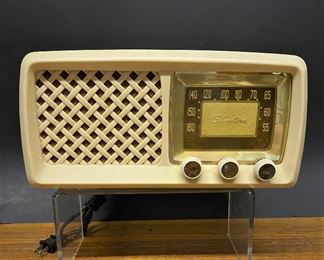 Vintage Silvertone Radio   (Photos by BC) ...To Register and To Bid go to https://capitolsalesservices.hibid.com... 