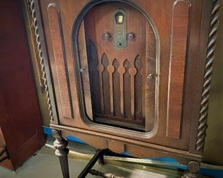 1920's Ozarka Console tube radio ...To Register and To Bid go to https://capitolsalesservices.hibid.com... 