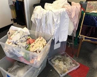 Loads of truly gorgeous linens - not see very well in this picture! 