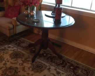 Rug & small table with decor