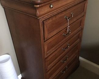 Chest of drawers