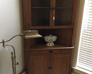 Corner hutch
