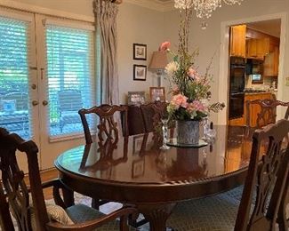 Gorgeous dining table with leaf & 6 chairs