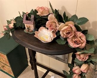 Small demilune table; rose garland