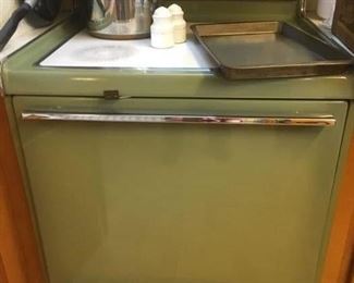 1970s? Avocado Green Electric Stove/Oven Hot & Clean!