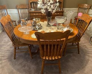 Solid oak dining table with 6 chairs and 2 leaves