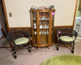 Nice oak lighted curio and 2 rattan chairs