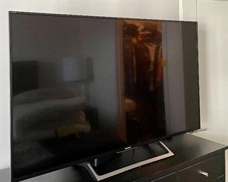 Item 71:  55" Sony TV X800E | LED | 4K ULTRA HD | HIGH DYNAMIC RANGE (HDR) | SMART TV (ANDROID TV™):  $350