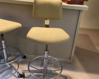 5 great swivel stools with casters