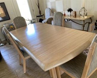 Dining room table, 2 leaves snd 6 chairs 