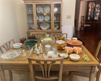 Drexel Breakfast table with chairs; 3 leaves, tabletop pads included