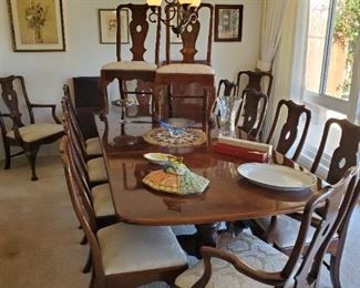 Beautiful Henredon mahogany 14 chair 2 large leaf Chipendale dining set.