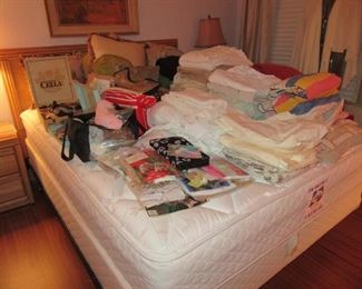 Hydro bed with linens