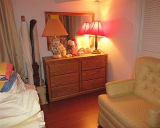 Hydro light wood dresser with mirrror and lamps