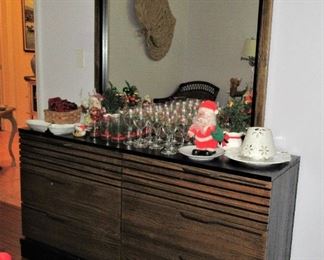 Hydro dresser and mirror