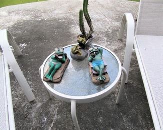 Hydro table and frogs