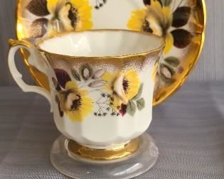 Elizabethan fine bone china
Made in England