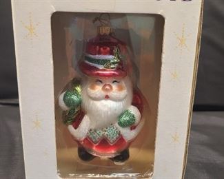 Fitz & Floyd ~
Santa w/wreath 