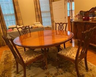 Pristine Vitage round dining room table. Simplistic with an elegant cross banding. Rounded quad center pedestal legs keep this table modern and versatile for years to come. Must see!