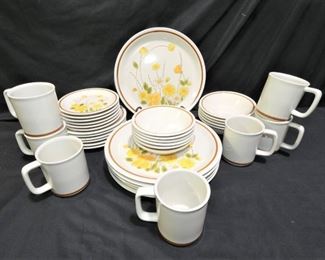 36 Pieces Setting Camelot Stoneware "Spring Meadow"
- 6 Dinner Plates
- 6 Berry Bowls
- 7 Mugs
- 5 Cereal Bowls
- 6 Bread Plates (one has Chip)
- 6 Dessert Plates