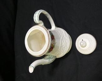 Windermere Wedgwood Patrician Tea Set-- Tea Pot 9"
