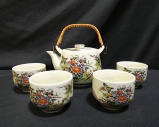 Porcelain Japenese Tea Set
Tea pot MCI Japan 7" to handle
- 4 Tea Cup 3" 2 1/4" Tall