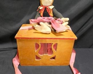 Hurdy Gurdy Organ Grinder Monkey
*Music Box Does Not Work
-9.5" x 6" x 6" Tall Box
-9" Tall Monkey