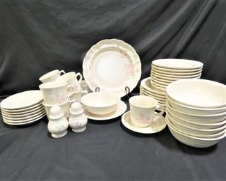 Service for 8 + Pfaltzgraff Tea Rose
- 8 Dinner Plates (in good Used condition some scratches)
- 10 Dessert Pates
- 8 Tea Cups
- 8 Saucers
- 8 Bowls
- Salt & Pepper Shakers