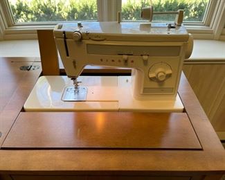 Vintage Singer sewing machine with sewing cabinet, model 1022