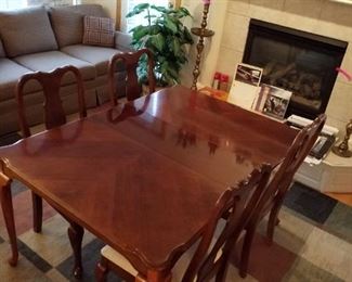 Dining room table with 1 leaf and 4 chair's